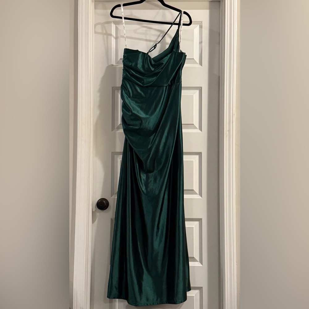 Elegant Green Evening Gown - Picture 2 of 4